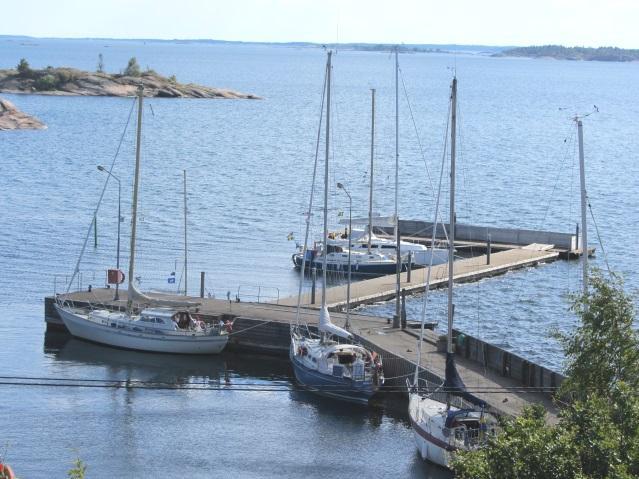 Tack PO! Hamnen på Idö. Pjäsku i Fårösund. Vill också passa på att tipsa om några ställen i den småländska skärgården: - Hasselö. (N 57 49,8', E 16 43,9') Norr om Västervik.