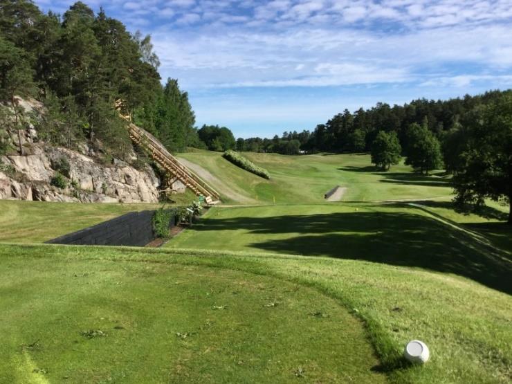 Ordförande Sammanfattning av säsong 2017 Under vintern 2017 utfördes mycket röjningsarbete längs med bana för att underlätta för spelarna att hitta sina bollar.