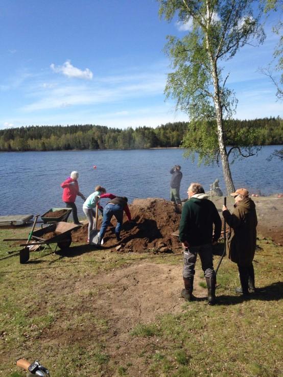 Bredvid dasset håller ett nytt omklädningsrum och bastu på att byggas. Stommen och tak blev klart redan förra året men nu återstår inredning och utvändigt arbete.