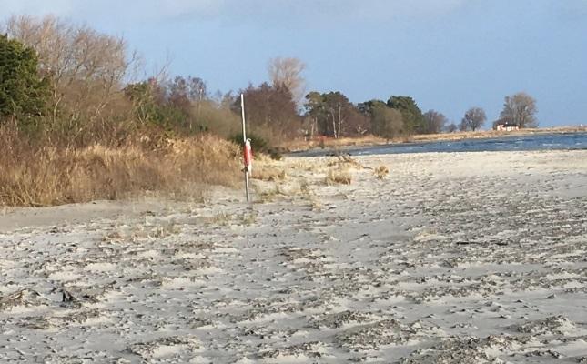 3 EROSION OCH SEDIMENTTRANSPORT Erosion uppstår när det råder obalans i sedimenttransporten i kustområdet. Vågor är den viktigaste faktorn för sedimenttransport.