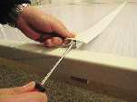 Förskruva bakkantsprofilen med 6x100 mm skruv in i takbalkarna.
