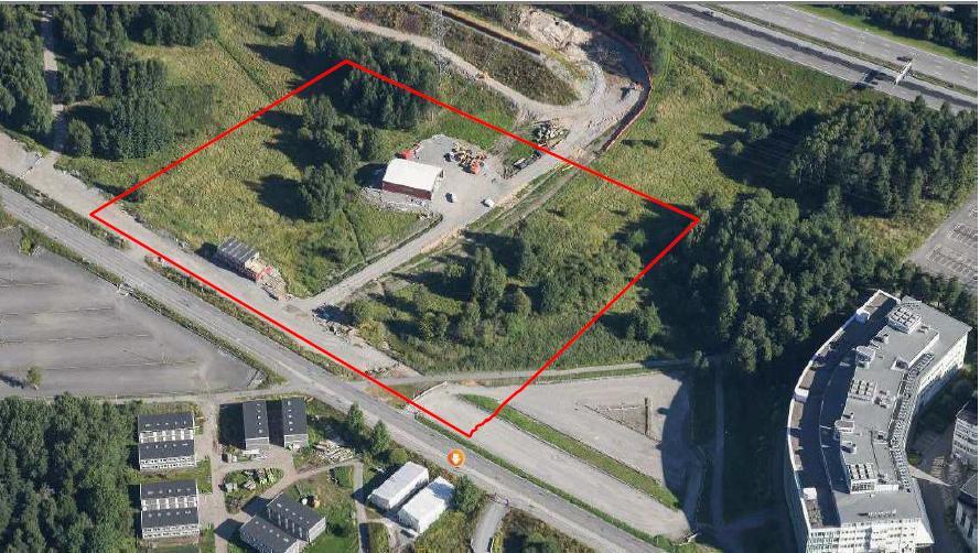 2 Områdesbeskrivning 2.1 Befintlig situation Området består idag av ängsmark mellan Torshamnsgatan och bullervallen längs med E4. Ytan används idag delvis som upplagsyta och parkeringsytor.