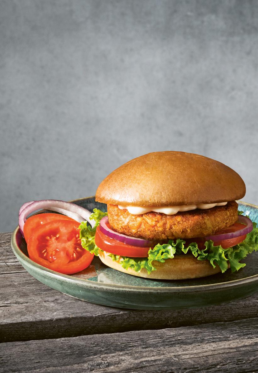 35 Linsburgare Tid: 35 + 1 tim att blötlägga 2 dl torkade röda linser 300 g palsternacka, grovriven ½ dl bbq-sås 1 msk potatismjöl olja, till stekning Till servering: 4 hamburgerbröd 4 salladsblad 1