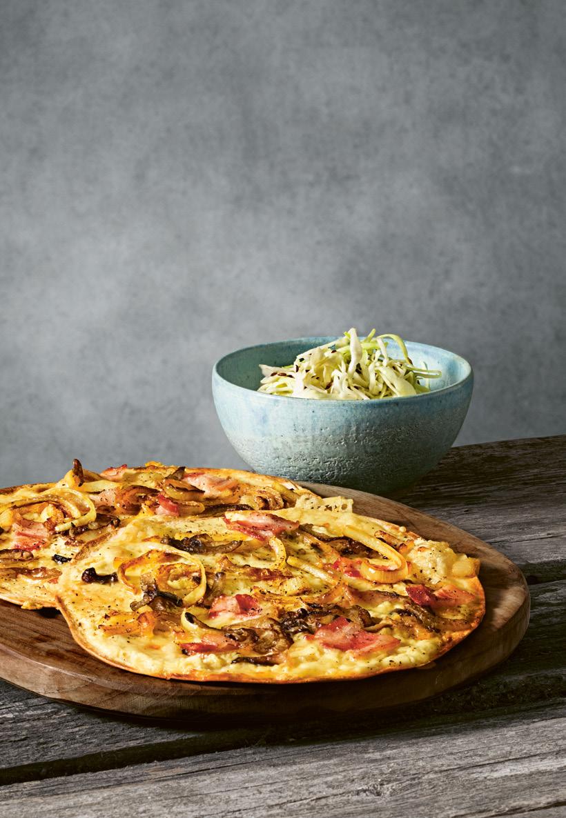 ca 10. Bred ut crème fraichen på tortillabröden. Toppa med riven ost, den karamelliserade löken och bacon. Grädda högt upp i ugnen ca 10. Krydda med peppar och salt.