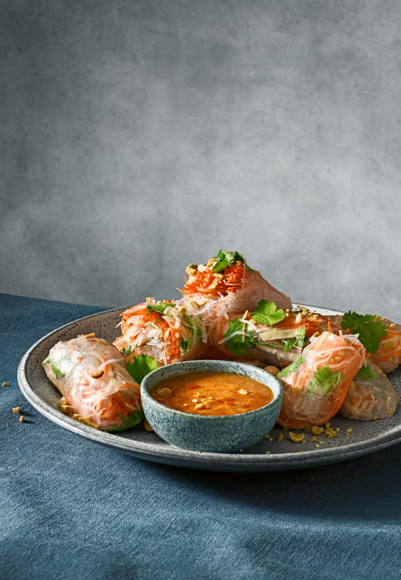 30 Färska vårrullar med jordnötsdipp 40 Buffalo wings med fried rice Ugn: 200 Fyllning: 1 frp glasnudlar (100 g) 1 frp rispapper 200 g morot 200 g vitkål ½ kruka koriander 1 dl saltade jordnötter,