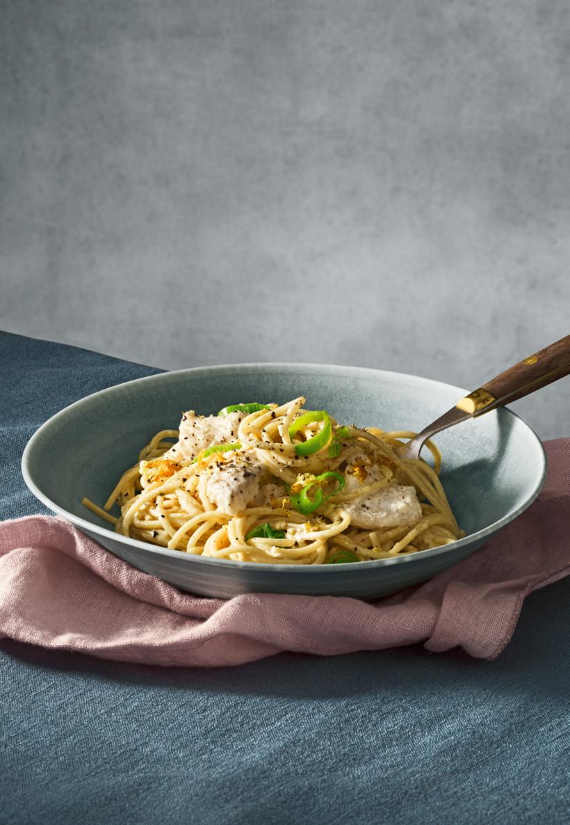 25 Krämig citronpasta med fisk 30 Indisk fiskgryta 320 g spagetti 400 g alaska pollock, tinad 200 g purjolök, strimlad 1 msk olivolja 2 ½ dl grädde 1 fiskbuljongtärning 1 citron, finrivet skal och ev