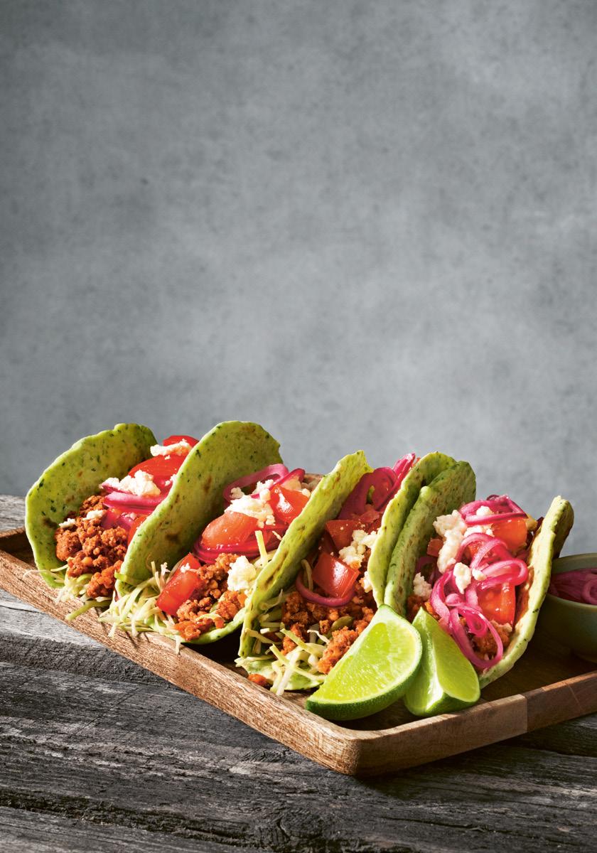 35 Rawbiff på rödbeta med palsternackspommes 60 Gröna vegotacos med picklad lök 200 g färska rödbetor 300 g morot 125 g fryst tärnad avokado, tinad ½ dl pumpakärnor ½ dl små kapris, grovhackad ½