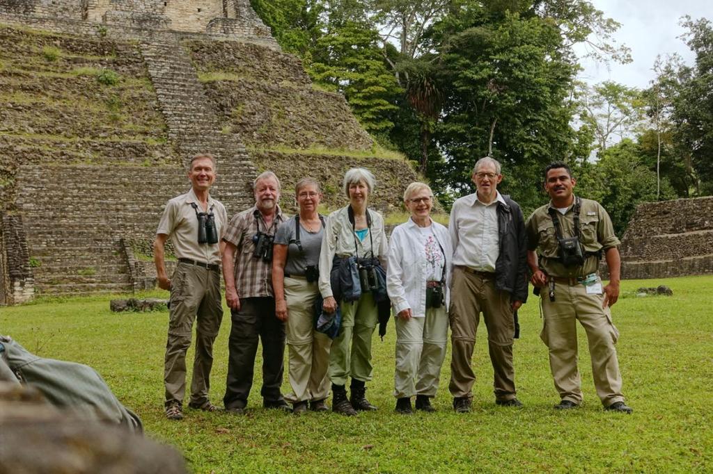 Gruppen i Caracol, den till ytan största Maya-bosättningen i regionen. Foto: Teet Sirotkin INLEDNING Belize är ett litet, glest befolkat, engelsktalande land med en mångfald av biotoper.