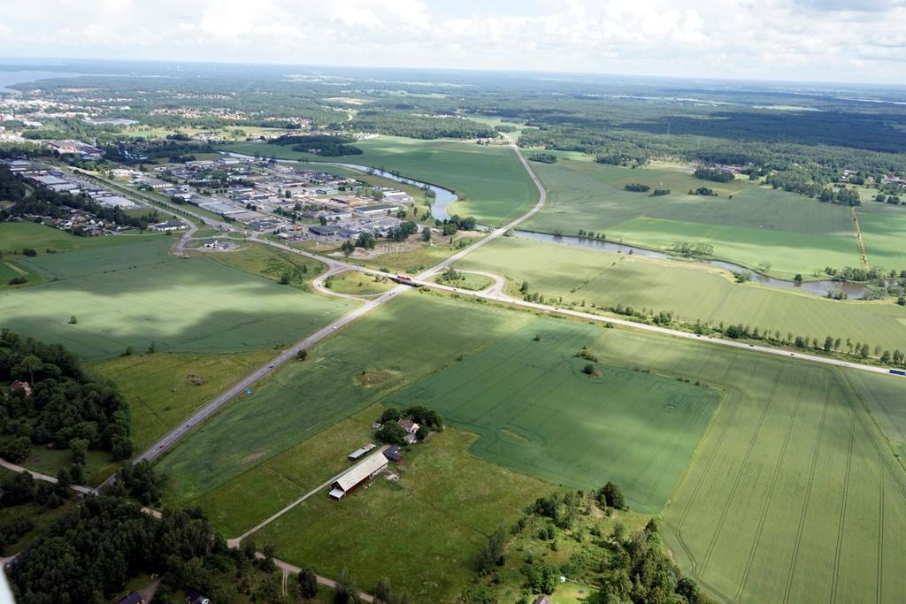 Området har delvis kontakt med det större slättområdet längre österut. Slättområde öster om väg 2959 9.