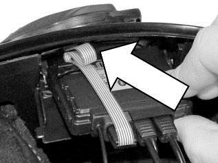 SV Rikta in kontakdonet på knappsatsens flexkabel med e-boxen. Kontrollera att bokstaven n är vänd som i Fig. 6.