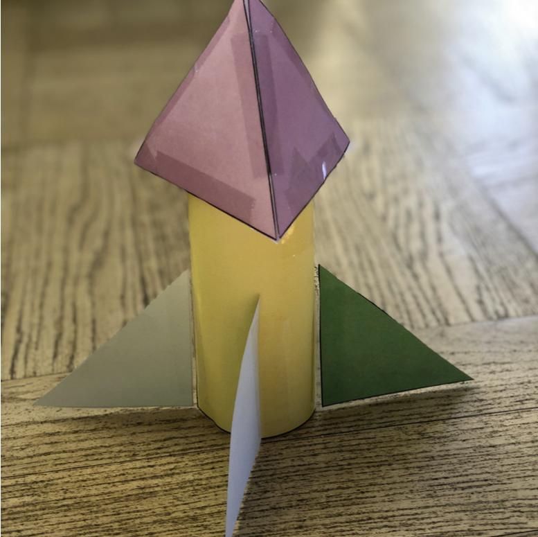 Matematikuppgif t1 Bygg raketens vingar Raketens vingar kommer att vara den geometriska figuren rätvinklig triangel.