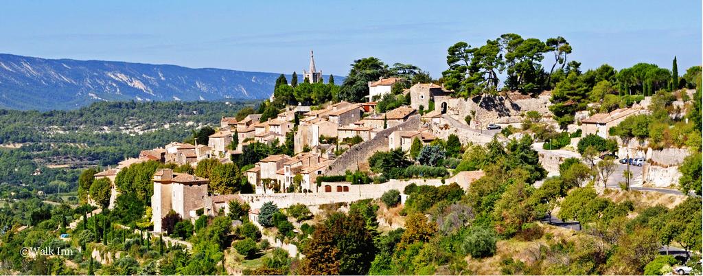 Uppe på bergssidorna klättar några av Frankrikes vackraste byar och därifrån bjuds majestätisk utsikt över dalarna.