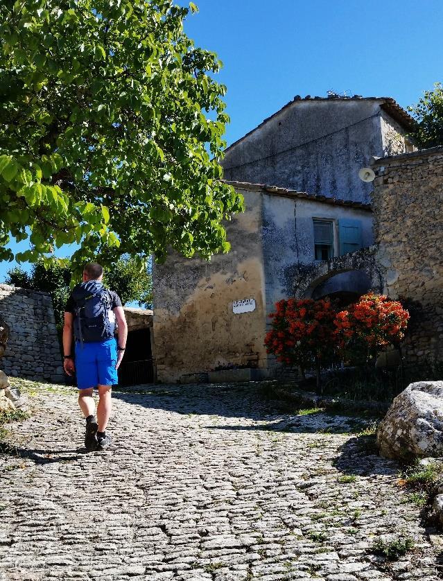 Det bästa av Provence, Isle sur la Sorgue Buoux, 7 nätter 4(7) vattendraget som kantas av branta kalkstensväggar. Grönskan är frodig. När du lämnar dalen kommer det att gå stadigt uppför.