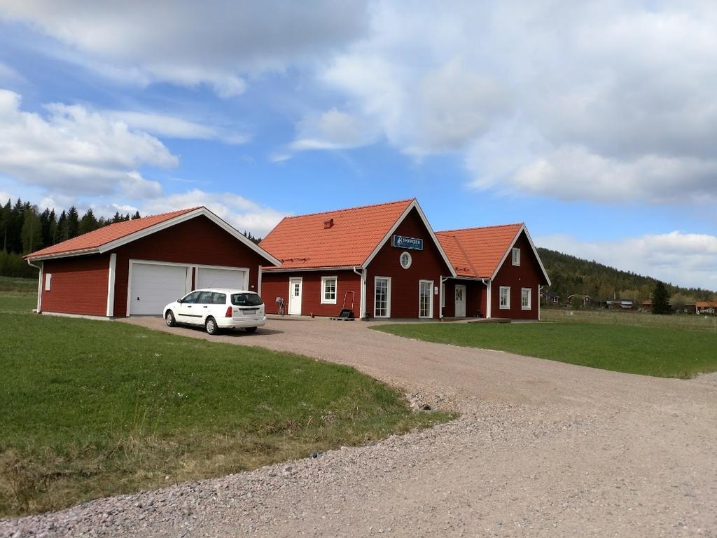 Bebyggelsen där består främst av äldre Faluröda trähus med sadeltak och rött tegel.