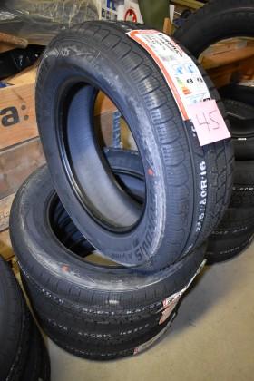 4 st dubbfria Roadstone vinterdäck, 215-60 R16XL