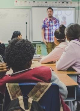 Sex av tio i utsatta områden tycker att det är ett bra förslag att lagstifta så att det blir en större blandning av svenskar och invandrare i skolor Svar på påståendet om man bör lagstifta så att det
