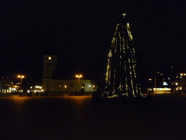 Logemöte 2018-12-12 Sakta vi går genom stan sjöng Monica Z och kände sig salig! Sammaledes känns det när man passerar Varbergs Torg och den tvestammade julgranen och kyrkan på väg till logens julmöte.