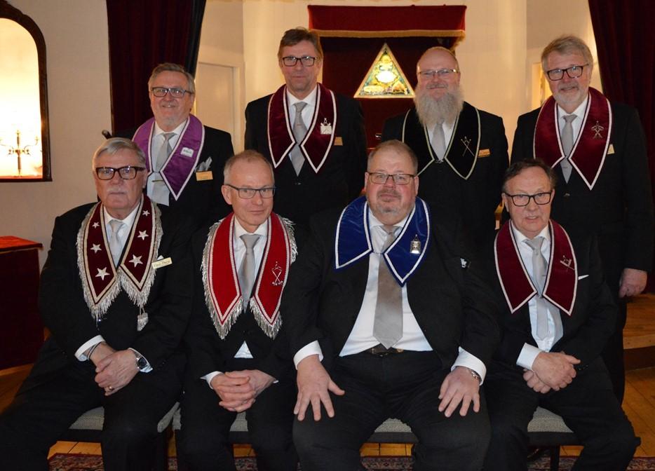 Logemöte 2019 01 09 Den 9 januari är vinterkall, utan snö, men narig. I logehuset väntar värme och högtidlig installering av nya ämbetsmän. Allt som allt samlades drygt 90 bröder.