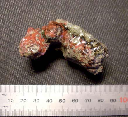 Appendix 6. Keramisk analys Figur 3. Foto av rundad/vinklad kant med klart rödfärgat, förglasad yta på tre sidor. Kan vara rest av ett blästerhål i smältugnen.