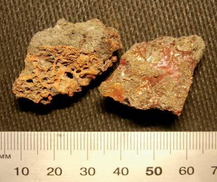 Appendix 6. Keramisk analys Figur 5. Foto av orange förglasat lager på fragment av grov, reducerat bränd lera. terna av en ränna varpå bronsen löp ut från ugnen.