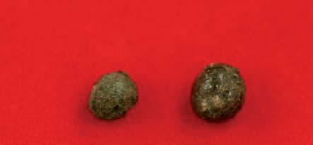 Appendix 7. Arkeometallurgisk analys Figur 4. Några droppar som insamlats från det finkorniga materialet i delprov 3 från A8. Tabell 1. Mikrosondanalyser av koppar och kopparlegeringar.