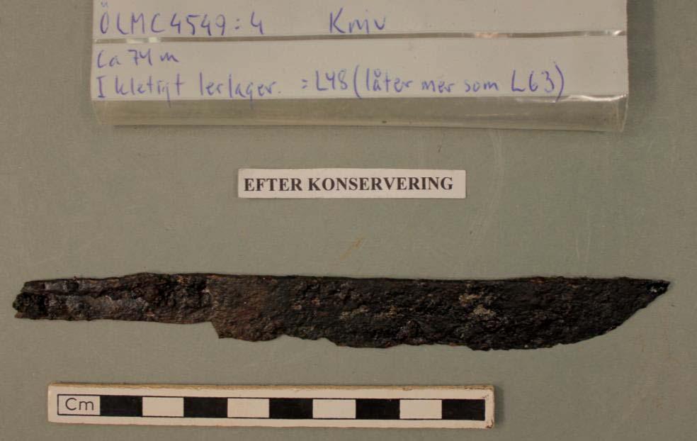 Appendix 3. Konservering Åtgärd; Föremålen röntgades för att fastställa korrosionsstatus. Föremålen frampreparerades därefter med glaspulver alt. aluminiumoxid i mikrobläster.