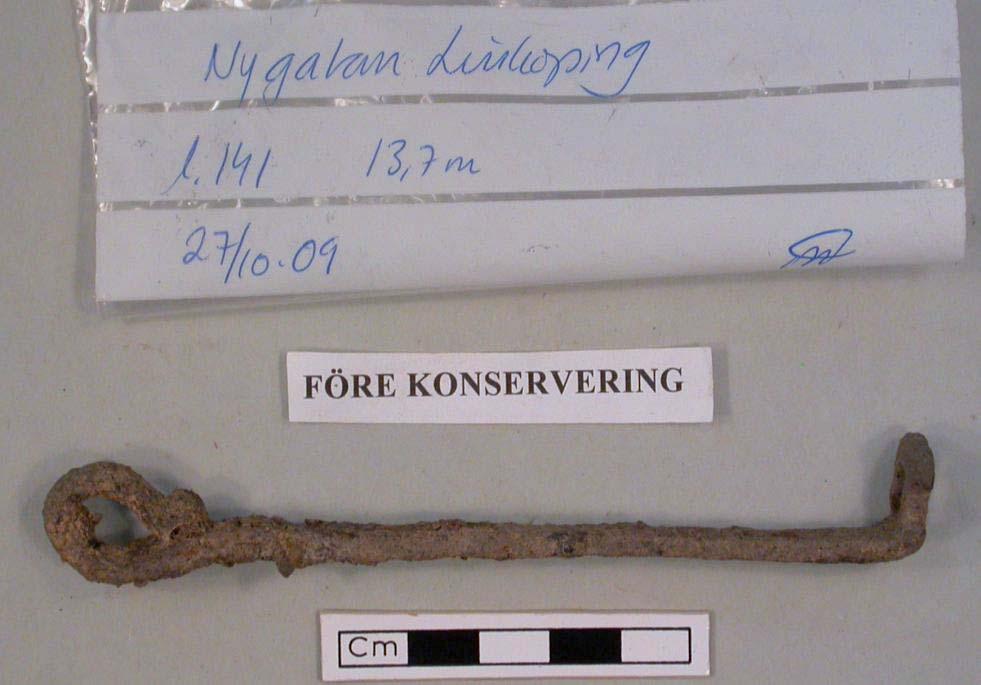 Appendix 1. Konservering 2010-08-03 KONSERVERINGSRAPPORT Objekt En nyckel av järn från grävning för fjärrvärme Nygatan, Linköping. L 141, 13,7 m. Beskrivning och tillstånd Bultlåsnyckel av järn.