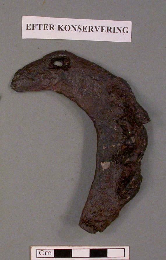 Appendix 2. Konservering Hästsko, ca.1/3 är avbruten. Tre sömmar är fastkorroderade i sömhålen.