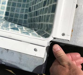 Kallgalva den kapade ytan med galvspray. Snäpplisten är till för att fästa linern i ovankant pool. Snäpplisterna levereras i 2-meters-längder. OBS!