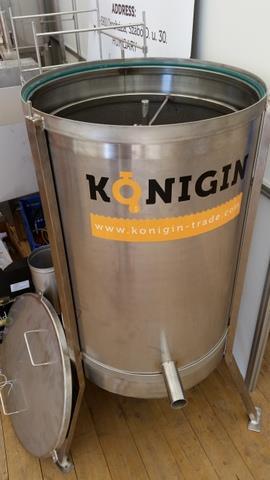 Vaxsmältare med centrifug, K-V51, K-V64 Kraftig elpatron (3,25 kw) skapar ånga i Trumman. När vaxet börjar smälta startar man centrifugen, 99% av vaxet i kokongerna utvinns.
