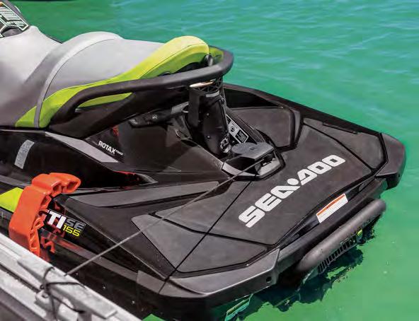 De förberedda monteringshålen i Sea-Doo SPARKmodellernas för och akter säkerställer stabil och optimal montering. Fendrarna med snabbfäste flyter och är orangefärgade vilket gör dem lätta att se.
