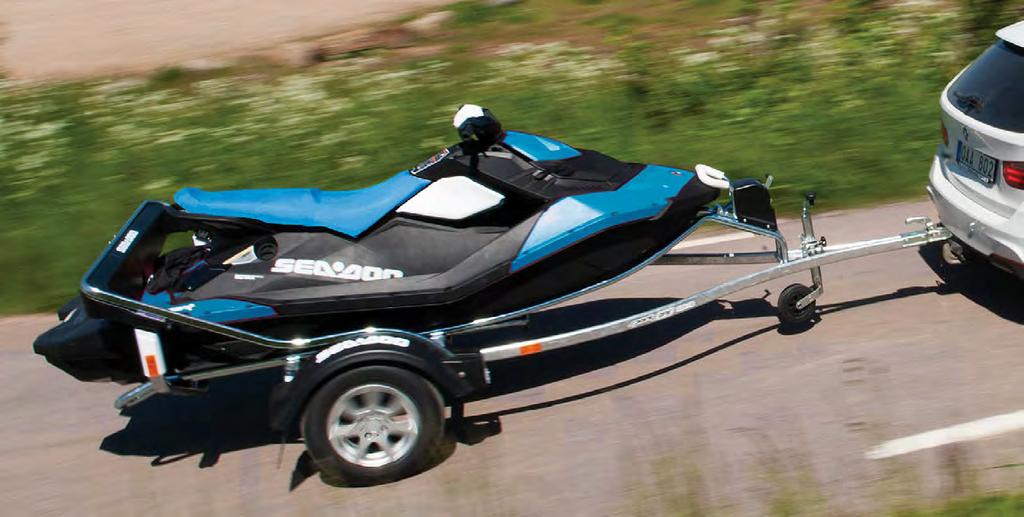 Sea-Doo-släpvagnar 28 TILLBEHÖR Nyckelfunktioner Click & Go Trailer Släta ytor utan vassa kanter som kan skada huden eller vattenskoterns skrov. Smart, patenterad Click & Go-låsmekanism för Spark.