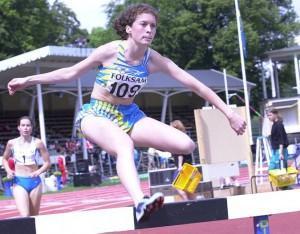 Kristin Ahlepil tar under 1996 klubbens allra första senior-sm-medalj på den kvinnliga sidan, ge-nom ett brons på 1500 m för seniorer.