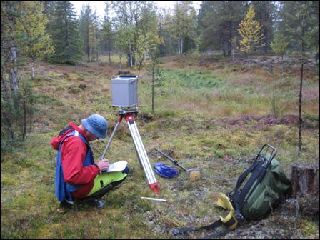 några timmar. Dessutom kräver denna typ av instrument nästan laboratorieförhållanden med relativt stabil temperatur och stabilt underlag, helst betongplatta på berg.