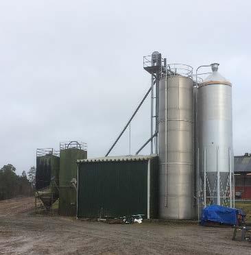 40 min. Spannmål och åkerböna lagras i tre st utomhussilos om vardera 60 tons kapacitet.