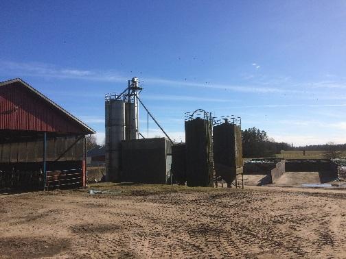 Foderlager Lagringsmetod, storlek: Lager Storlek Antal Spannmål Utomhussilo 60 ton 2 Åkerböna Utomhussilo 60 ton 1 Färdigfoder Färdigfoder, reserv