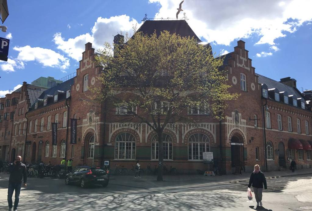 Den omgivande bebyggelsen är till största del uppförd i tre till fem våningar.