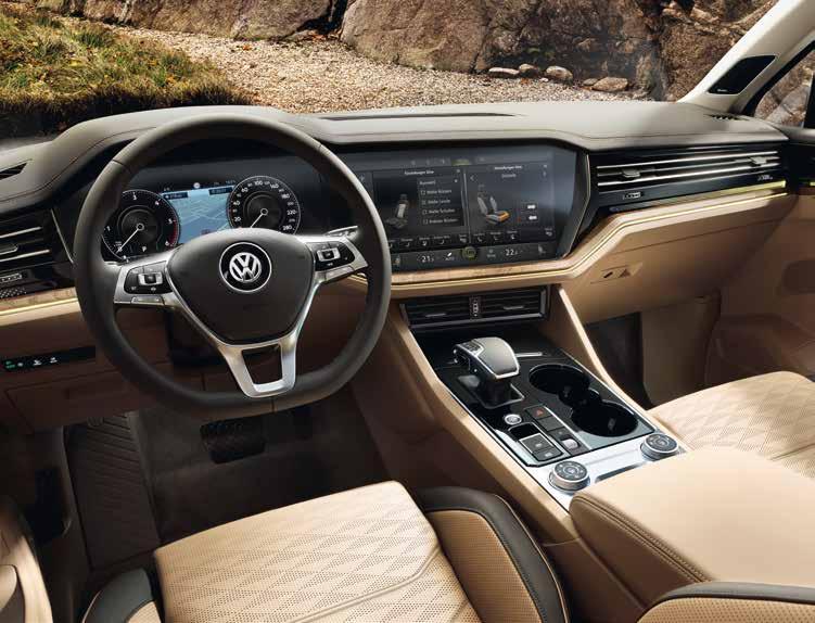 Infotainment Alltid uppkopplad. Här får du underhållning precis som du vill ha den med kraftfullt surround-sound, om du vill. Och du kan styra flera funktioner med bara en handrörelse.