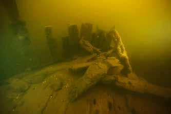 Vraket är cirka 17 meter långt, fyra meter brett och det vilar upprättstående på 12 meters djup och det ligger i stort sett helt parallellt med Drottningholmsbron (fig. 17).