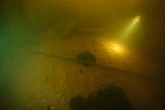 I fören är spant och bordläggning bevarat cirka 2,5 meter ovan botten men förstäven har fallit ut och den ligger på botten nedanför fören.