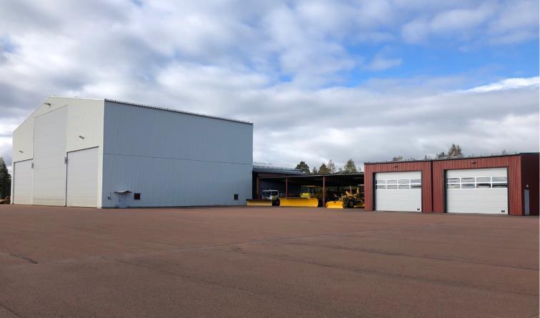 Frånsett lokaler för SLA samt hangaryta, som hyrs ut till relaterad