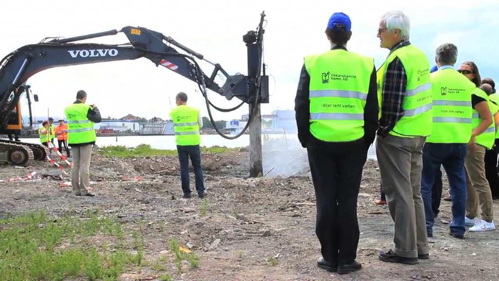 När muddermassorna placerats i sina respektive bassänger togs samlingsprover av massorna ur bassäng 1. Samlingsprovet utgjordes av 5 stycken delprover fördelade över hela bassängens yta.