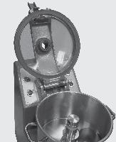 Så snart den gröna lampan tänds utan att blinka är apparaten klar för användning. KNIVENHET (Se schema sida 109) Gör finmalen färs, mousser och emulsioner med hjälp av de släta knivbladen.