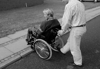 Körning på mjukt, ojämnt eller halt underlag kan göra säker manövrering svårare eftersom hjulen kan tappa fästet och vilket gör det svårt att kontrollera rullstolen.