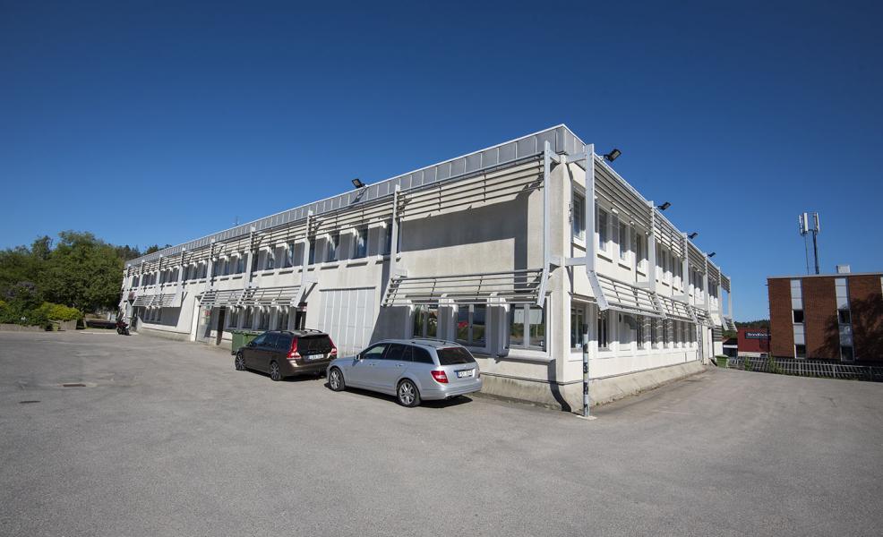 Möjlighet att hyra och disponera en egen fastighet med ytor för såväl lager som kontor.