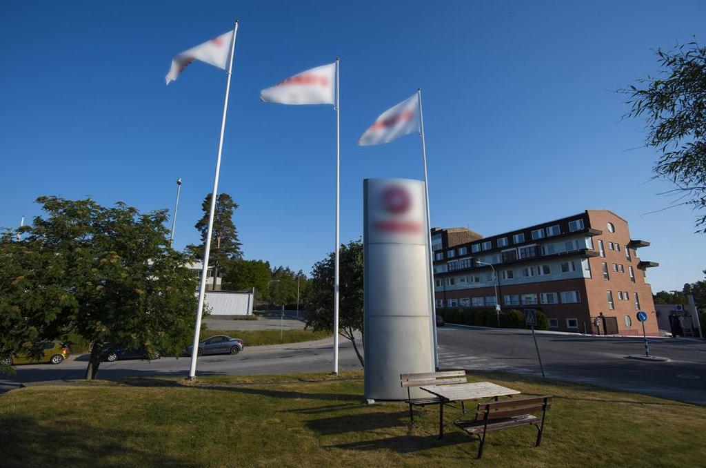 Kommunikationer Fastigheten är lättillgänglig oavsett om du färdas med bil eller med allmänna kommunikationer: Bil: Fastigheten ligger i nära anslutning till bl.a. Nynäsvägen (väg 73) och Magelungsvägen (väg 271).