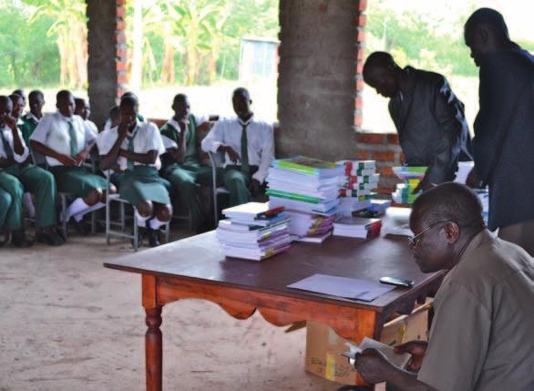 Ett nytt år betyder att nya skolor i Kenya får skolböcker via SLEF Bilden visar en av utdelningarna av skolböcker som genomfördes hösten 2013.