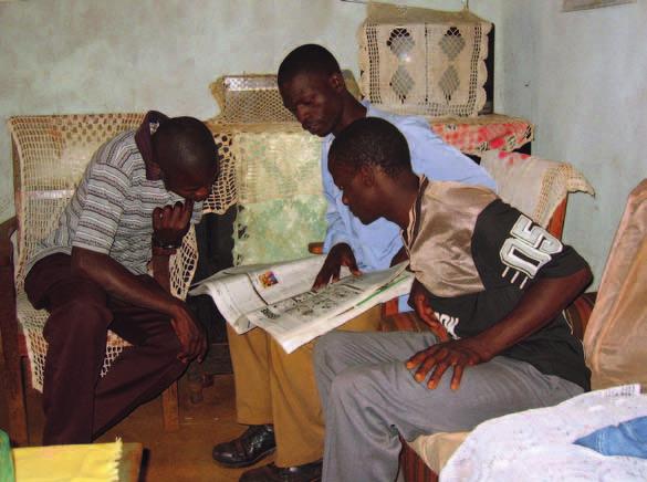 Unga män läser dagens tidning. I Kenya kan man inte prenumerera på dagstidningen, man köper den som lösnummer. Tidningens pris är 60 cent och en stor utgift för många.