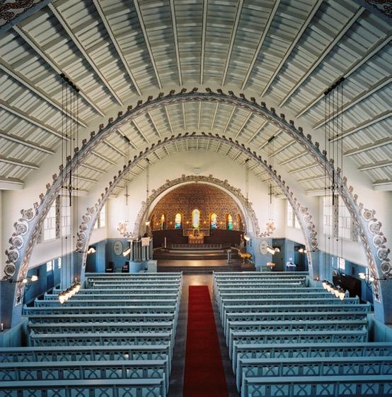 hjorthagens kyrka 5 tréer respektive sakristia. Den sydostliga fasaden domineras helt av korets absid med sitt branta tak täckt med tyskt spåntegel och av tornet med sin resliga, kopparklädda tornhuv.