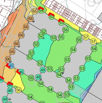 Figur 5 Kv. 2 med balkongskärmar i rött. Till vänster: Ekvivalent ljudnivå vid värst utsatt del av fasad (frifältsvärde).